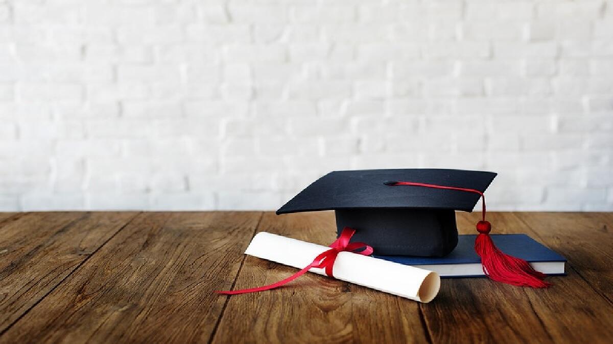 Graduate's cap and qualification