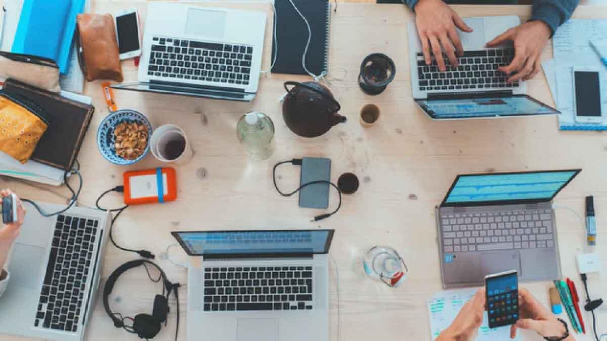 Student engaging an online marketing course 