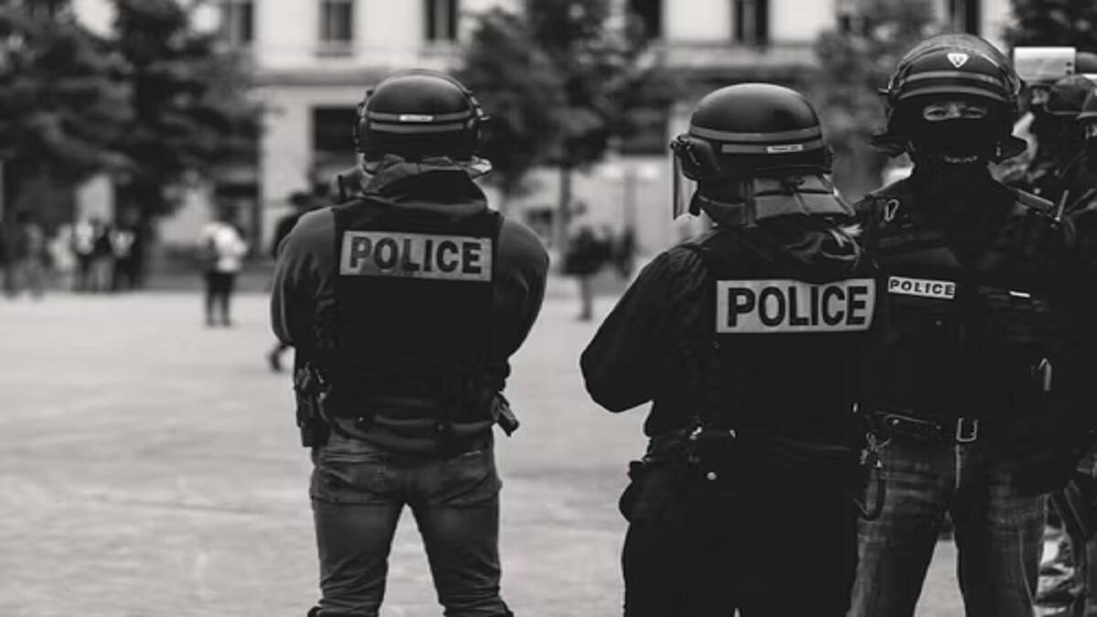 Members of the SAPS monitor the streets of Cape Town. 