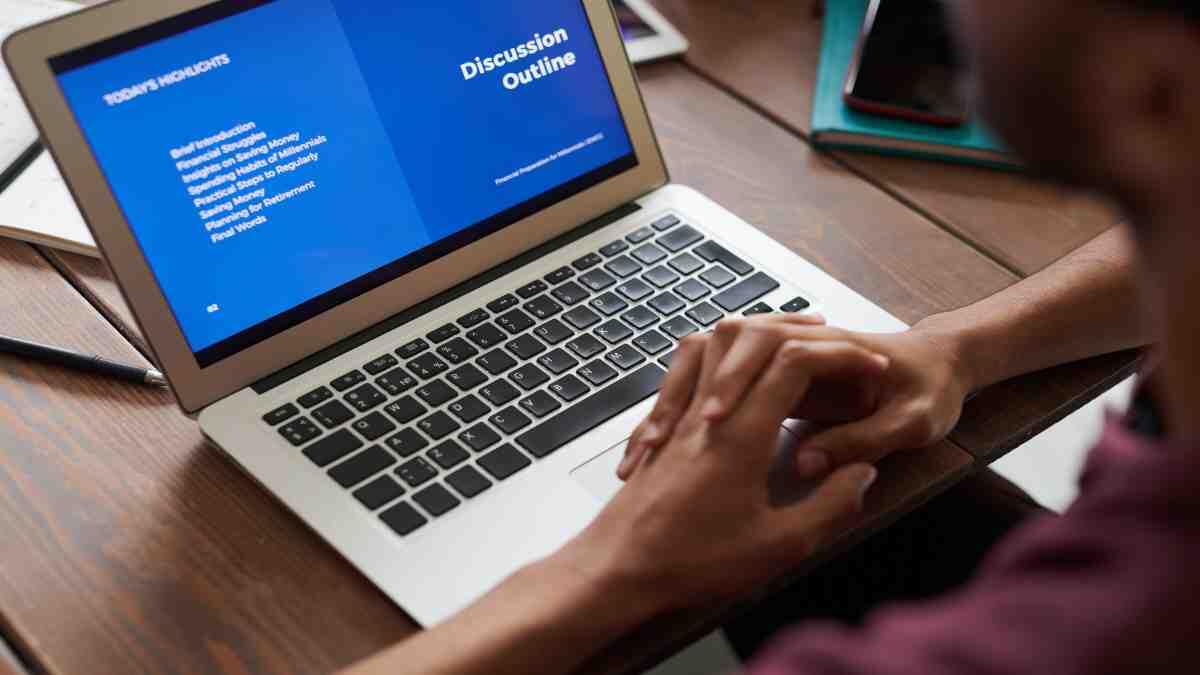 Student studying an online short course at unisa.