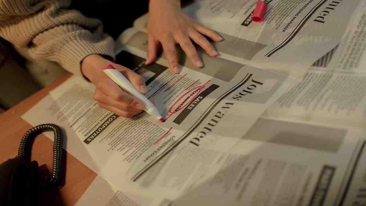 governments helps young person looks for a job