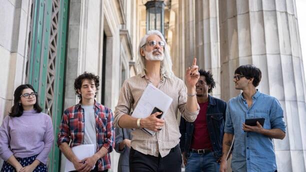 A tour guide gives a tour to student tourists