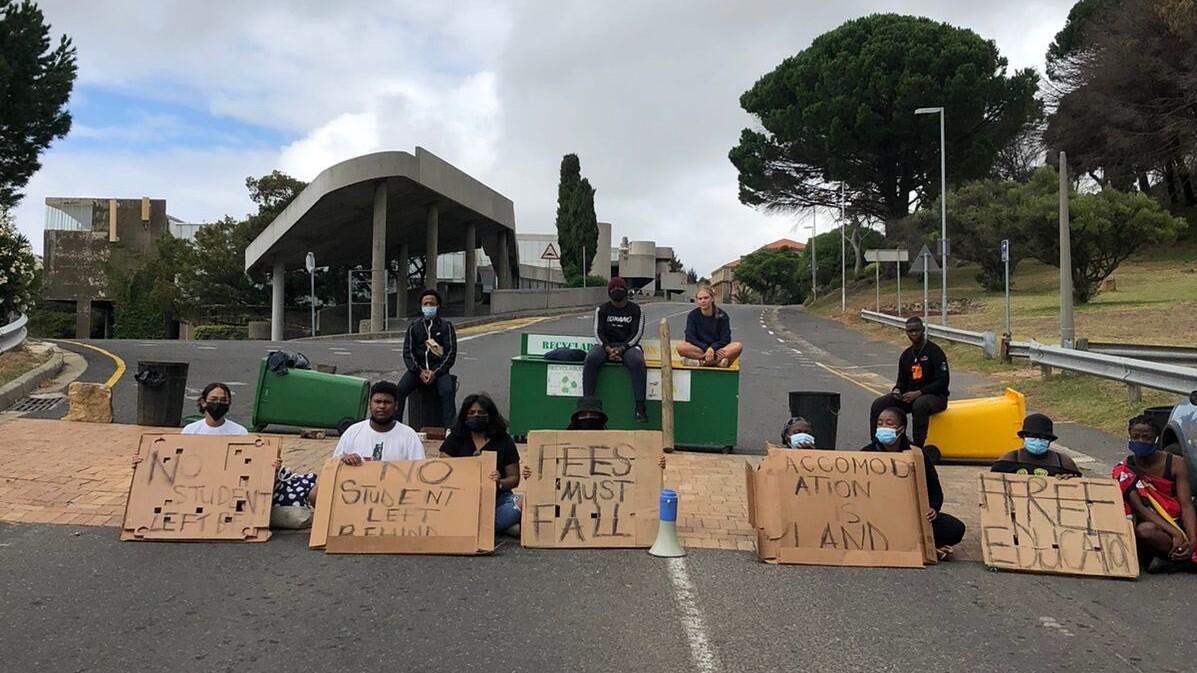 UCT students block vehicle entrances to campus in peaceful protest