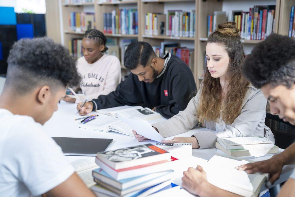 Which courses does SACAP offer?