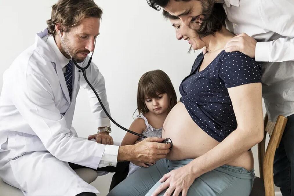 Gynaecologist and patient