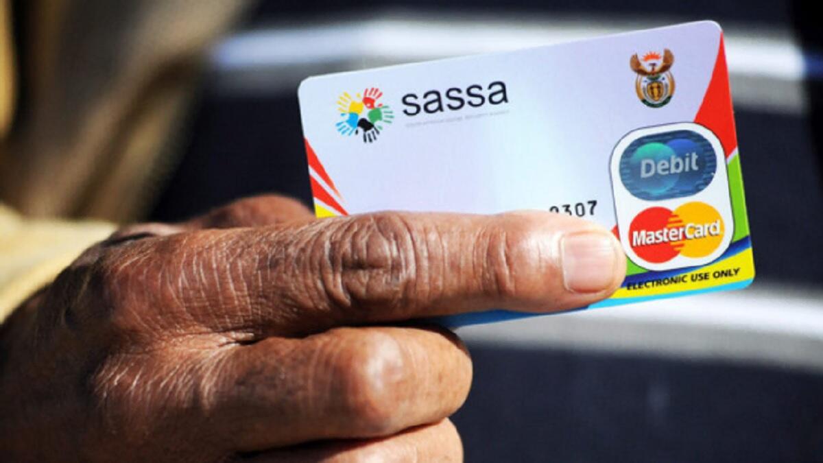 Person holding a Sassa card