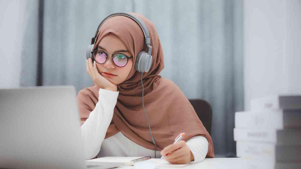 learner completing tefl course