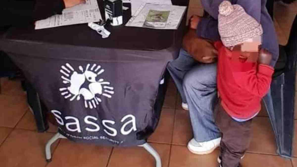 person doing their sassa status check
