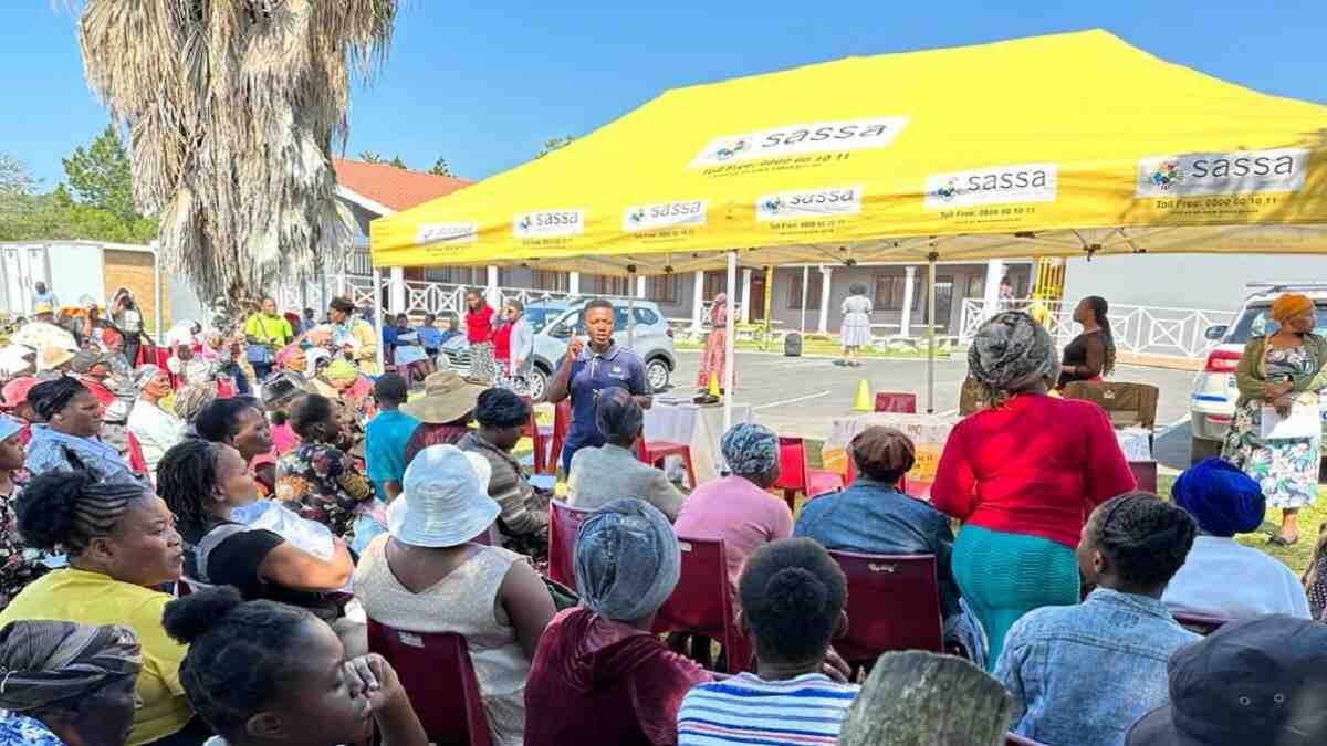 people queuing for sassa grant payments for november