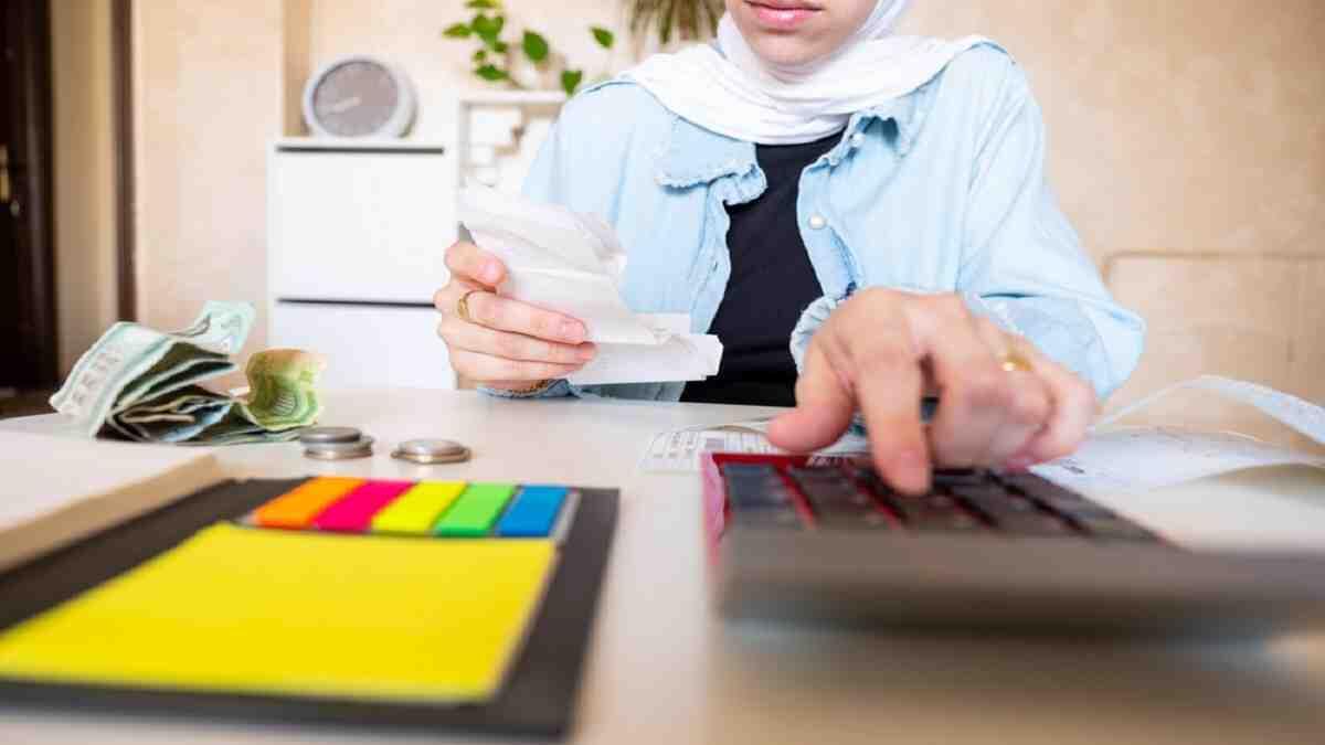 student working out budget