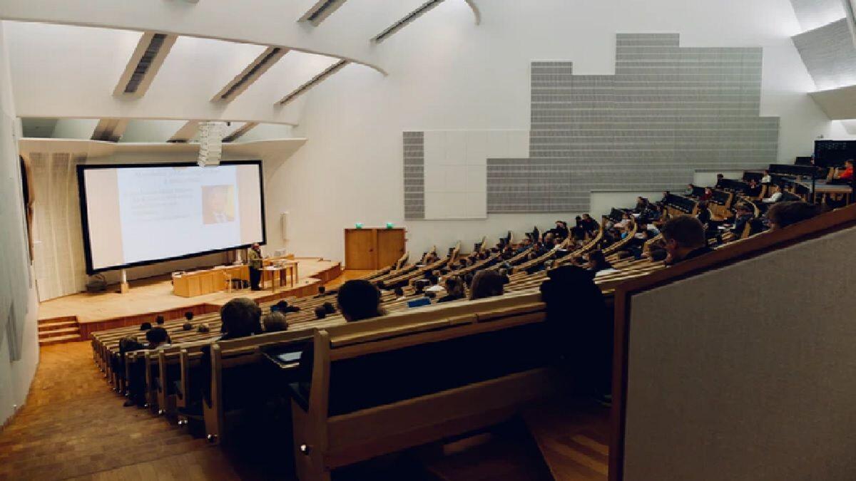 university students in lecture 