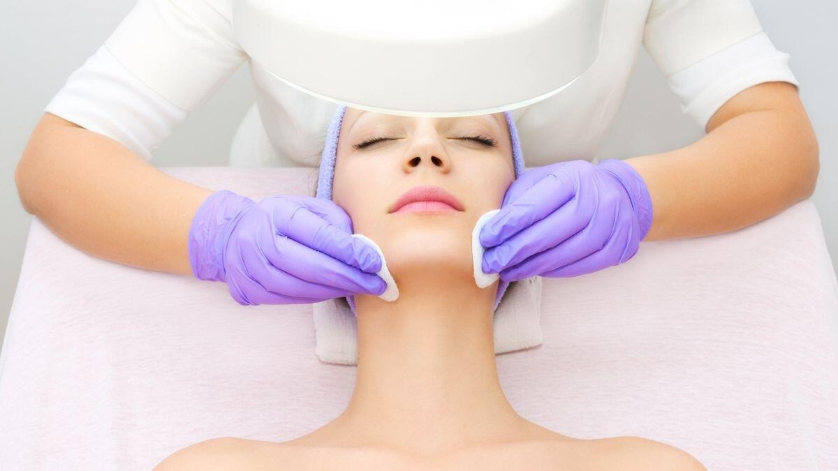 therapist doing a beauty facial
