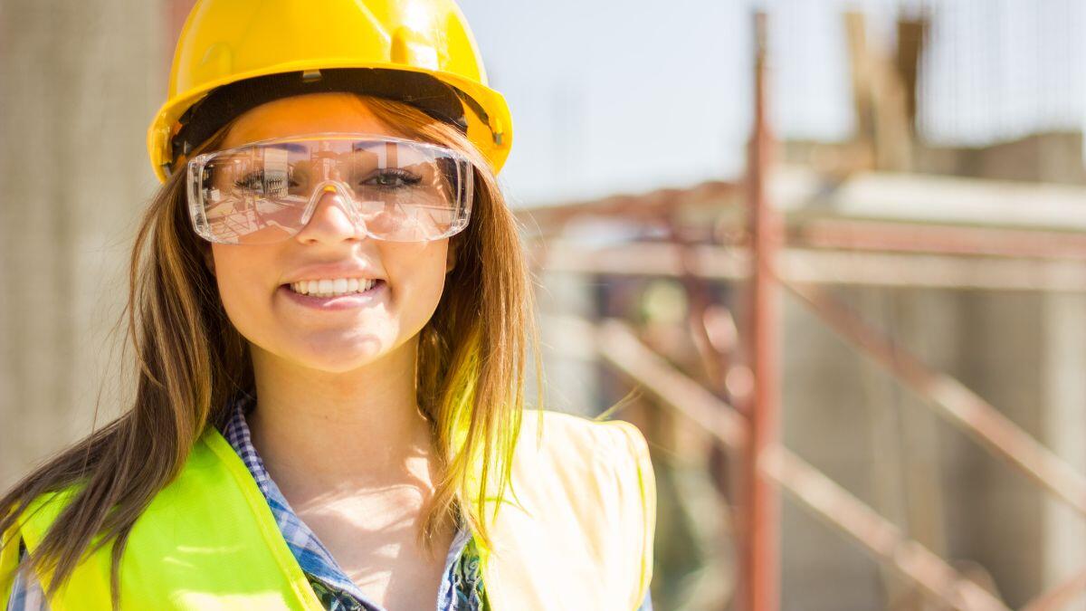 woman engineer wearing the engineering gear