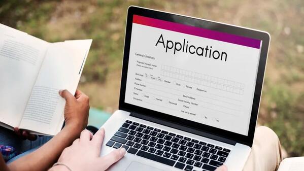 Students applying online to study at TUT