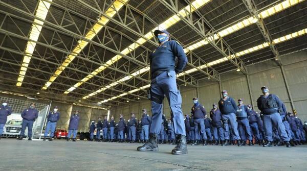 Saps officers standing at attention